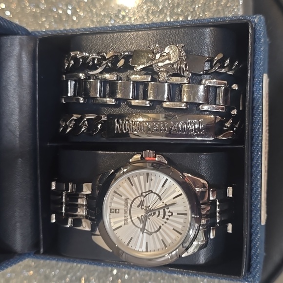 True Religion Buddha Guitsr Chronohraph Watch & Bracelet Collection - Picture 5 of 6